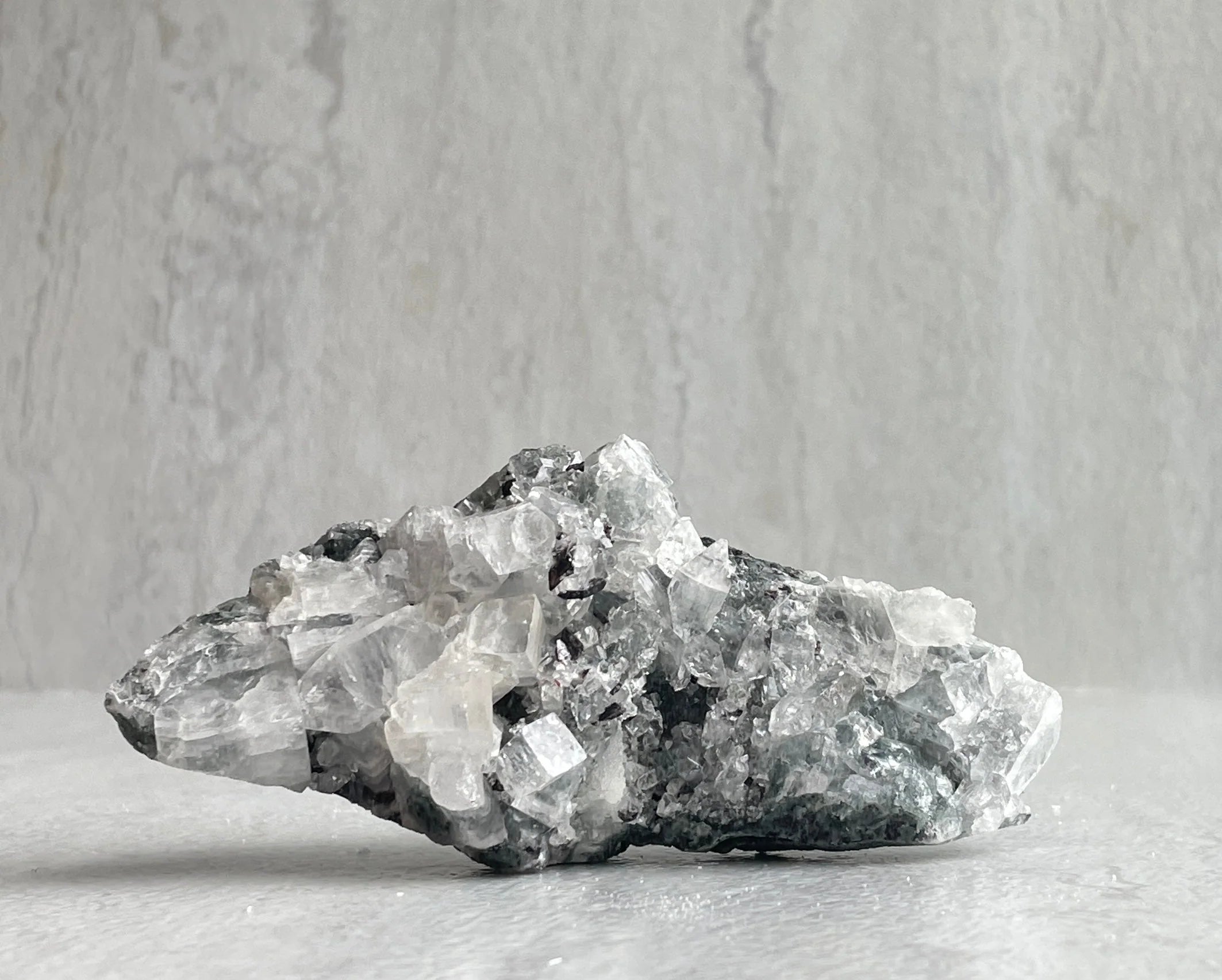 Understanding Apophyllite: Its Healing Attributes and Practical Applications in Daily Life